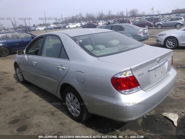 4T1BE32K85U534224 - 2005 TOYOTA CAMRY LE/XLE/SE SILVER photo 3