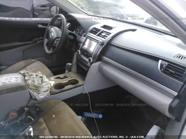 4T4BF1FK3CR199596 - 2012 TOYOTA CAMRY SE/LE/XLE თეთრი ფოტო 5