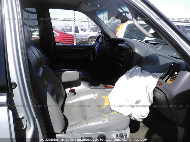 5LMRU27A4XLJ38129 - 1999 LINCOLN NAVIGATOR ვერცხლისფერი ფოტო 5