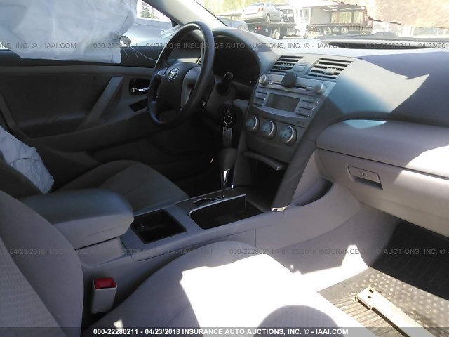 4T1BE46K29U865225 - 2009 TOYOTA CAMRY SE/LE/XLE SILVER photo 5