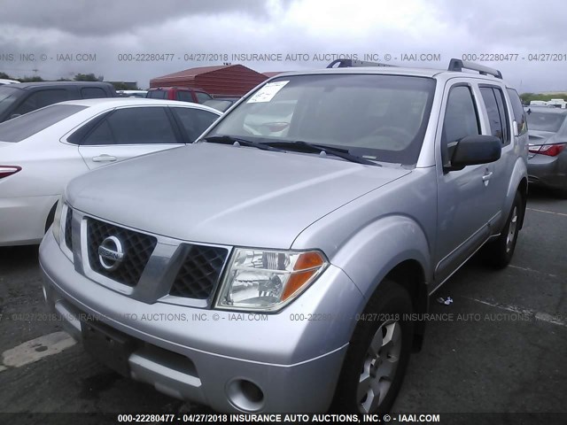 5N1AR18U75C741593 - 2005 NISSAN PATHFINDER LE/SE/XE SILVER photo 2