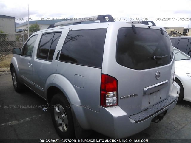 5N1AR18U75C741593 - 2005 NISSAN PATHFINDER LE/SE/XE SILVER photo 3