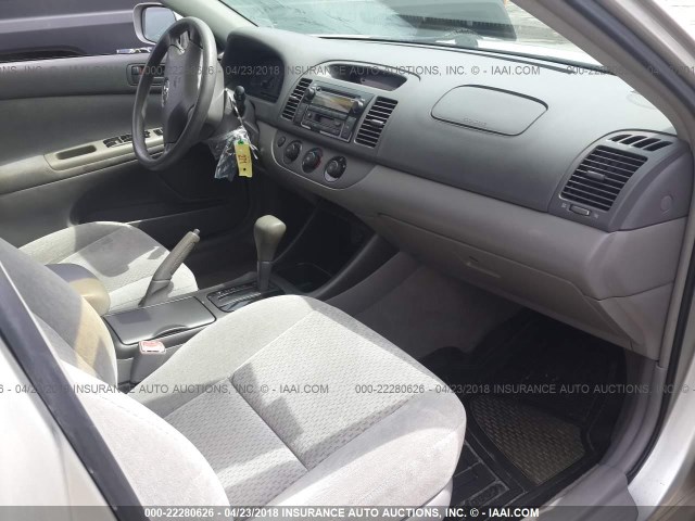 4T1BE32K74U889514 - 2004 TOYOTA CAMRY LE/XLE/SE 银色 照片 5