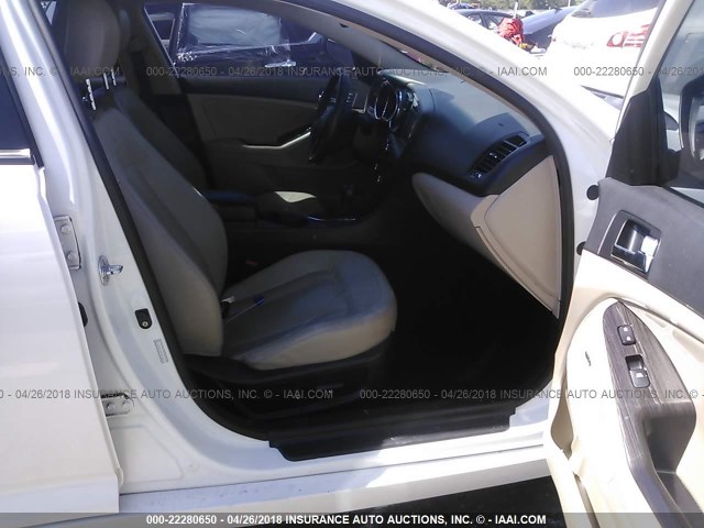 KNAGN4A77B5111859 - 2011 KIA OPTIMA EX/SX WHITE photo 5