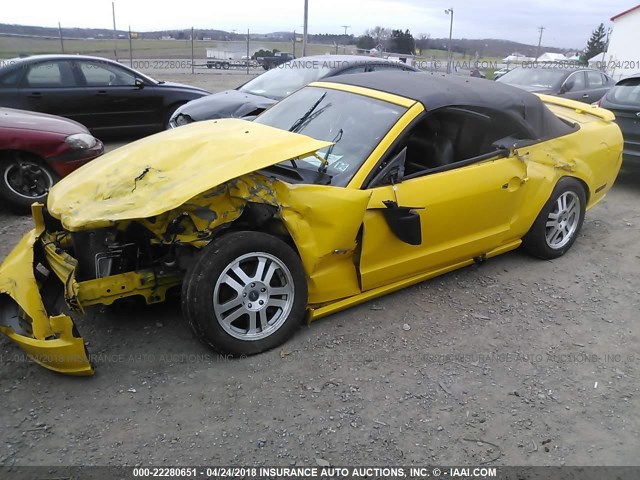 1ZVHT85H455249710 - 2005 FORD MUSTANG GT YELLOW photo 2