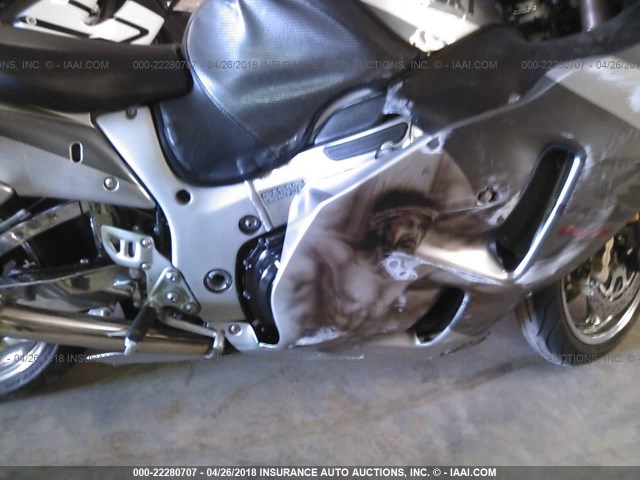 JS1GW71A532104421 - 2003 SUZUKI GSX1300 R SILVER photo 8