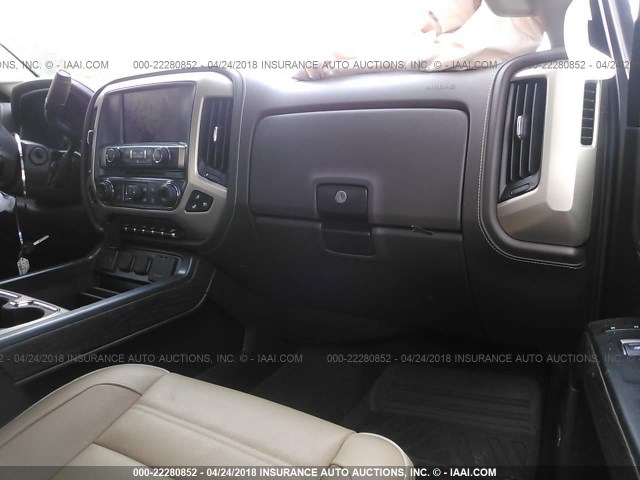 1GT12UEY0JF124059 - 2018 GMC SIERRA K2500 DENALI GRAY photo 5