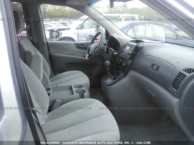 KNDMB233466025471 - 2006 KIA SEDONA EX/LX SILVER photo 5