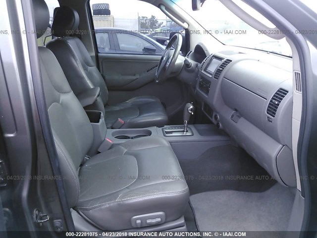 1N6AD07U27C458307 - 2007 NISSAN FRONTIER CREW CAB LE/SE/OFF ROAD GRAY photo 5