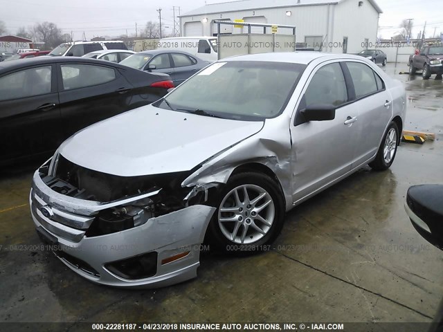 3FAHP0GAXCR138667 - 2012 FORD FUSION S SILVER photo 2