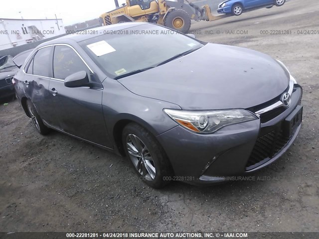 4T1BF1FK9FU036014 - 2015 TOYOTA CAMRY LE/XLE/SE/XSE 灰色 照片 1
