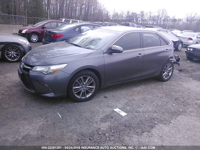 4T1BF1FK9FU036014 - 2015 TOYOTA CAMRY LE/XLE/SE/XSE GRAY photo 2