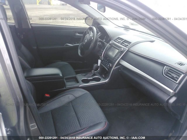 4T1BF1FK9FU036014 - 2015 TOYOTA CAMRY LE/XLE/SE/XSE 灰色 照片 5