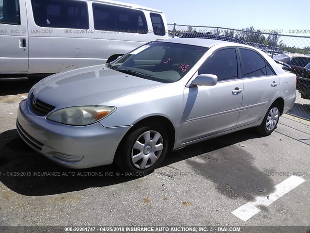 4T1BE32K72U001504 - 2002 TOYOTA CAMRY LE/XLE/SE SILVER photo 2