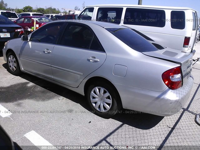 4T1BE32K72U001504 - 2002 TOYOTA CAMRY LE/XLE/SE SILVER photo 3