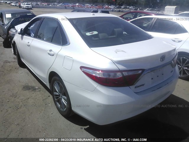 4T1BF1FK1FU003119 - 2015 TOYOTA CAMRY LE/XLE/SE/XSE WHITE photo 3