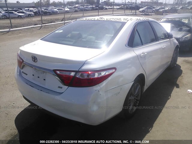 4T1BF1FK1FU003119 - 2015 TOYOTA CAMRY LE/XLE/SE/XSE WHITE photo 4