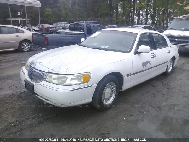 1LNHM81W1YY805328 - 2000 LINCOLN TOWN CAR EXECUTIVE Белый фото 2
