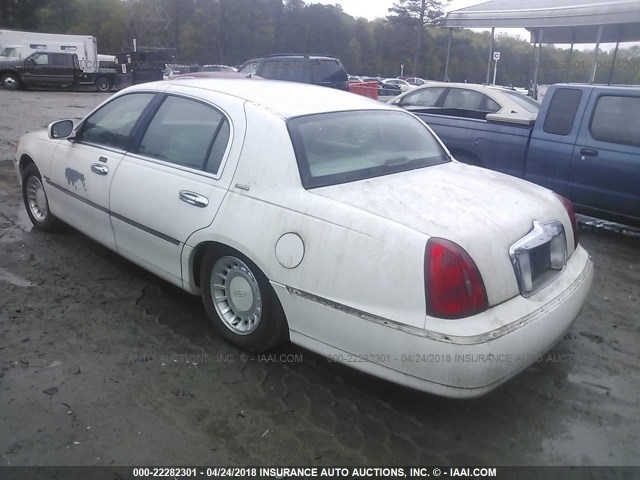 1LNHM81W1YY805328 - 2000 LINCOLN TOWN CAR EXECUTIVE Белый фото 3
