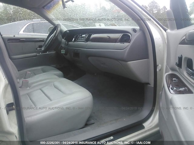 1LNHM81W1YY805328 - 2000 LINCOLN TOWN CAR EXECUTIVE Белый фото 5