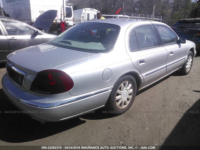 1LNHM97V22Y689391 - 2002 LINCOLN CONTINENTAL  Silber Foto 4