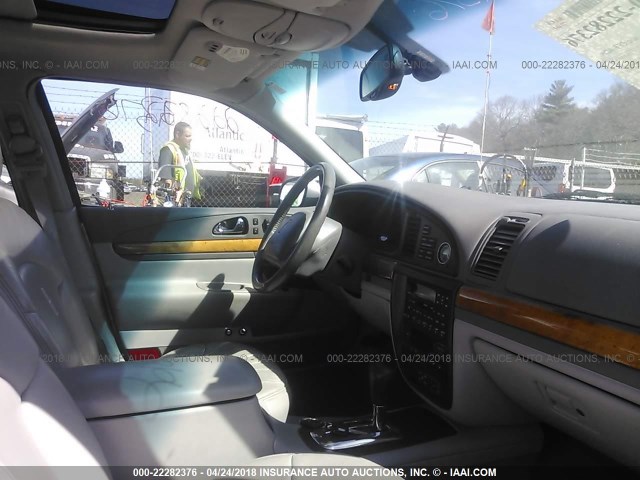 1LNHM97V22Y689391 - 2002 LINCOLN CONTINENTAL  Silber Foto 5