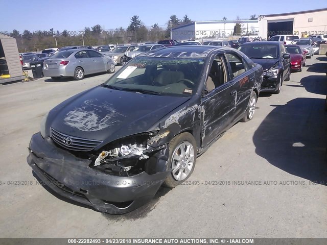 4T1BE30K55U621503 - 2005 TOYOTA CAMRY LE/XLE/SE ნაცრისფერი ფოტო 2