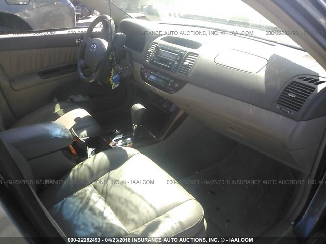 4T1BE30K55U621503 - 2005 TOYOTA CAMRY LE/XLE/SE ნაცრისფერი ფოტო 5