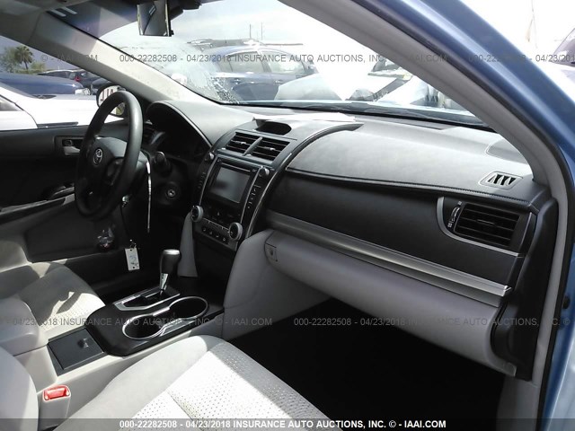 4T1BF1FKXCU529048 - 2012 TOYOTA CAMRY SE/LE/XLE BLUE photo 5