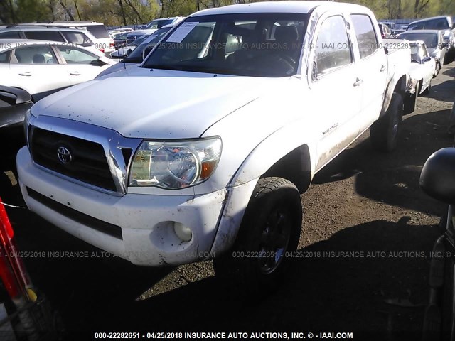 5TELU42NX5Z055192 - 2005 TOYOTA TACOMA DOUBLE CAB WHITE photo 2