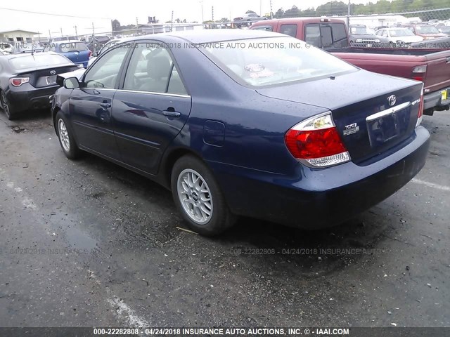 4T1BE32K25U071402 - 2005 TOYOTA CAMRY LE/XLE/SE ლურჯი ფოტო 3