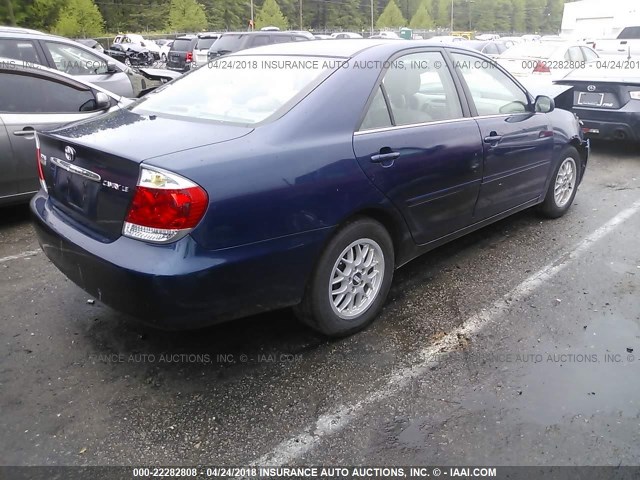 4T1BE32K25U071402 - 2005 TOYOTA CAMRY LE/XLE/SE ლურჯი ფოტო 4