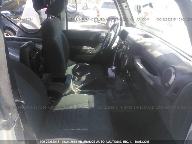 1J4AA2D15BL631113 - 2011 JEEP WRANGLER SPORT 银色 照片 5