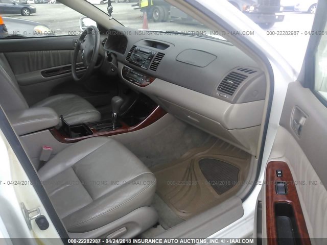 4T1BF30K22U030134 - 2002 TOYOTA CAMRY LE/XLE/SE 白色 照片 5