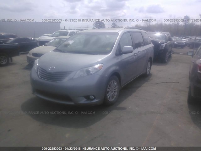 5TDYZ3DC0HS834938 - 2017 TOYOTA SIENNA XLE/LIMITED SILVER photo 2