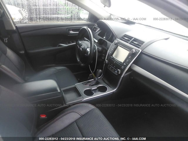 4T1BF1FK2FU490301 - 2015 TOYOTA CAMRY LE/XLE/SE/XSE GRAY photo 5