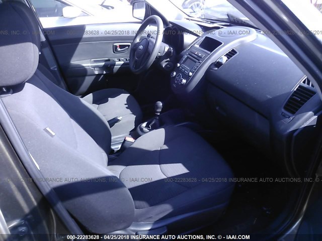 KNDJT2A53D7529571 - 2013 KIA SOUL GRAY photo 5