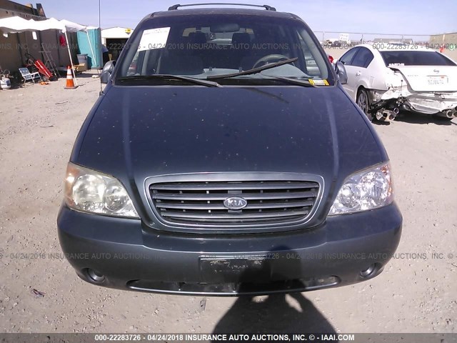 KNDUP131826315362 - 2002 KIA SEDONA EX/LX GRAY photo 6