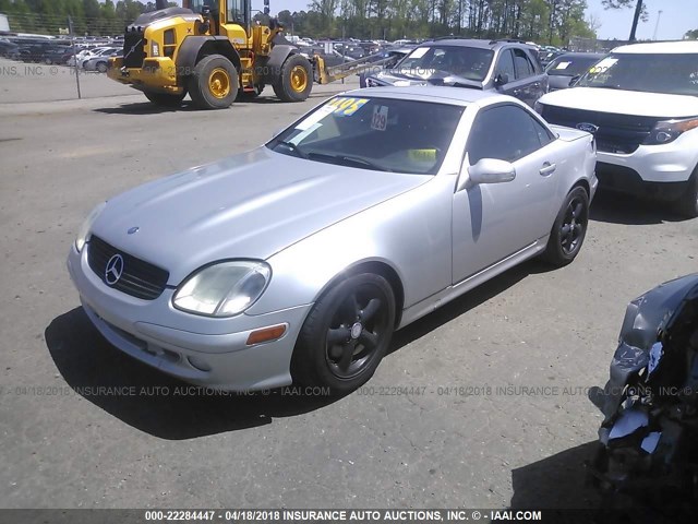 WDBKK65F31F199884 - 2001 MERCEDES-BENZ SLK 320 SILVER photo 2