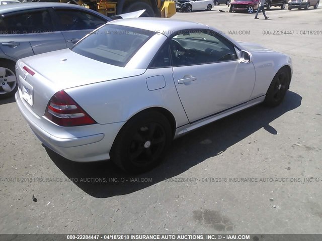 WDBKK65F31F199884 - 2001 MERCEDES-BENZ SLK 320 SILVER photo 4