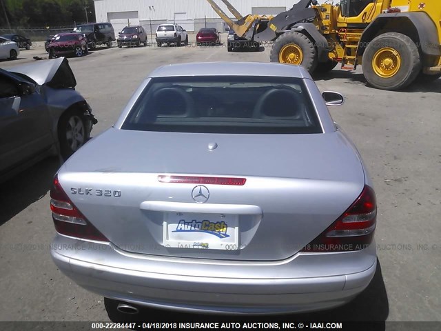 WDBKK65F31F199884 - 2001 MERCEDES-BENZ SLK 320 SILVER photo 8