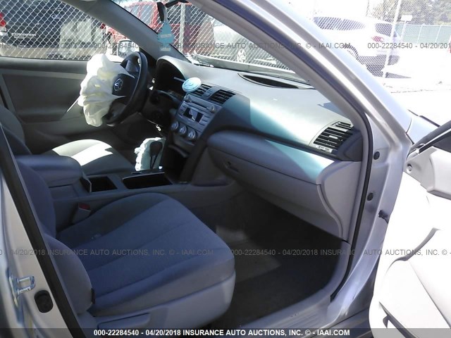 4T4BF3EKXAR052170 - 2010 TOYOTA CAMRY SE/LE/XLE ვერცხლისფერი ფოტო 5