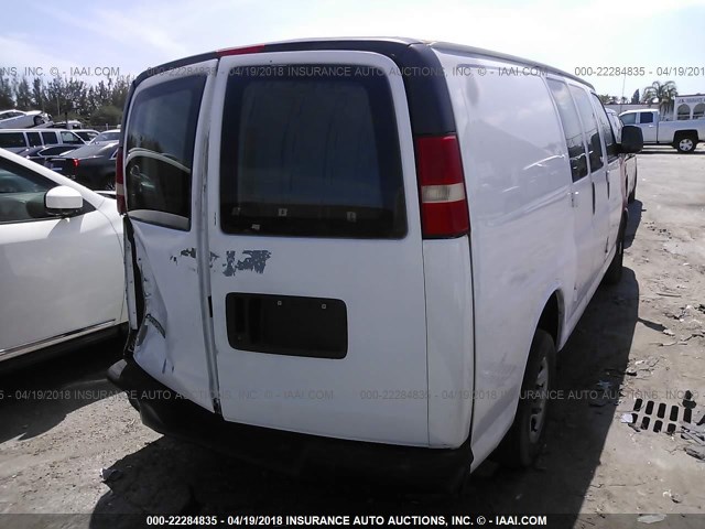 1GCFG15X171141083 - 2007 CHEVROLET EXPRESS G1500  WHITE photo 4