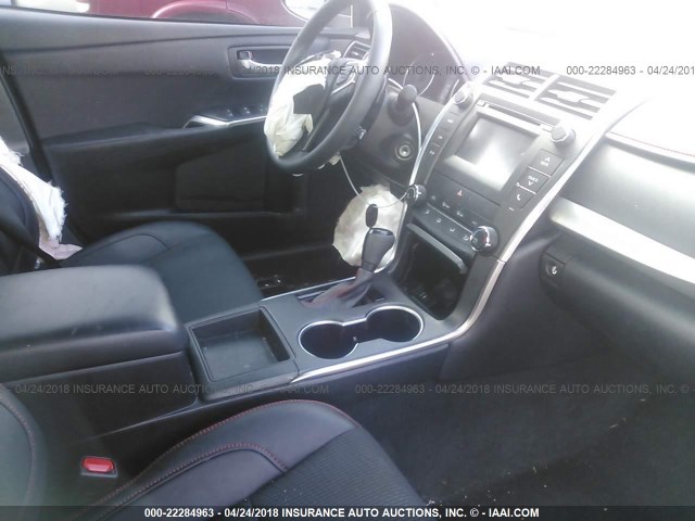 4T1BF1FK8HU752051 - 2017 TOYOTA CAMRY LE/XLE/SE/XSE RED photo 5