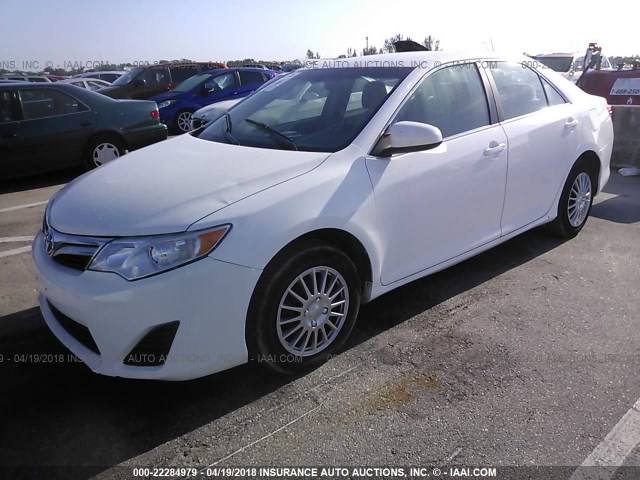 4T1BD1FK9CU005203 - 2012 TOYOTA CAMRY HYBRID/LE/XLE WHITE photo 2