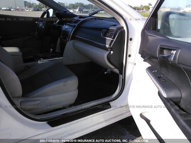 4T1BD1FK9CU005203 - 2012 TOYOTA CAMRY HYBRID/LE/XLE 白色 照片 5