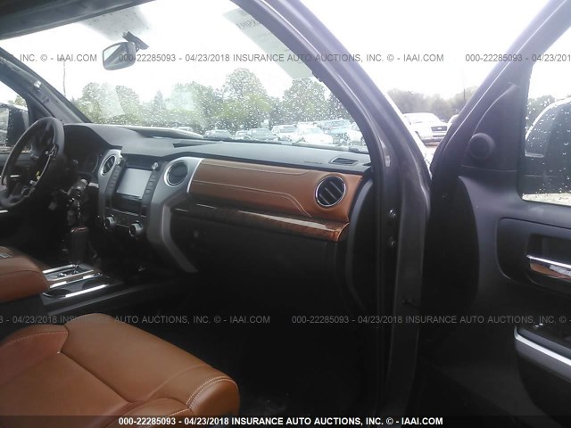 5TFAW5F13GX545868 - 2016 TOYOTA TUNDRA CREWMAX 1794/PLATINUM 灰色 照片 5