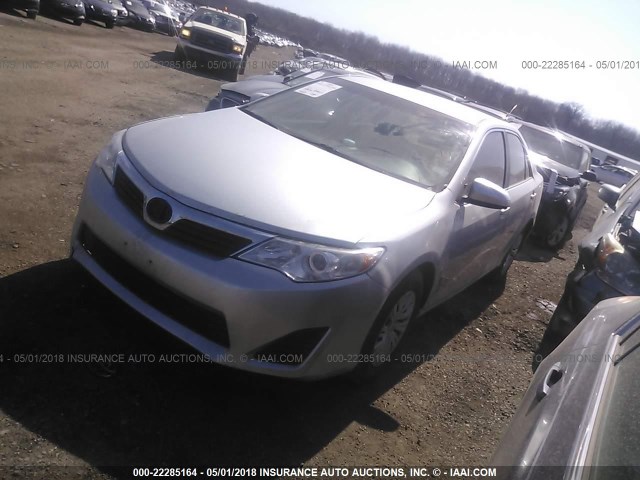 4T4BF1FK8CR201570 - 2012 TOYOTA CAMRY SE/LE/XLE SILVER photo 2