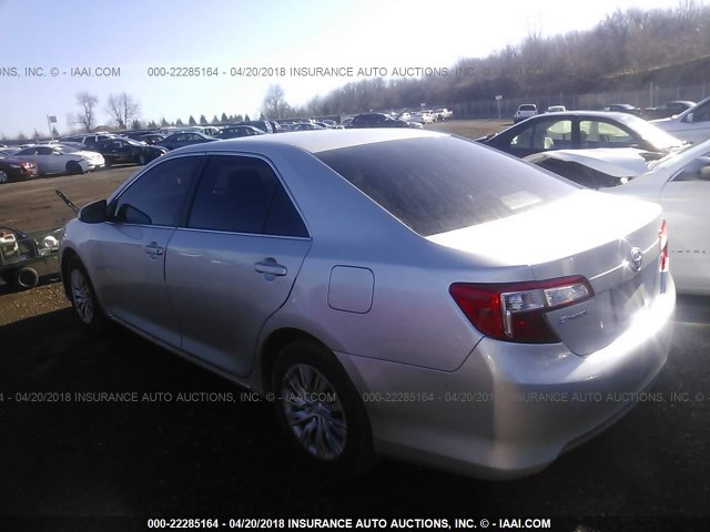 4T4BF1FK8CR201570 - 2012 TOYOTA CAMRY SE/LE/XLE SILVER photo 3