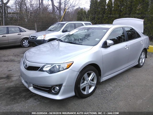 4T1BF1FK3EU368061 - 2014 TOYOTA CAMRY L/SE/LE/XLE 银色 照片 2